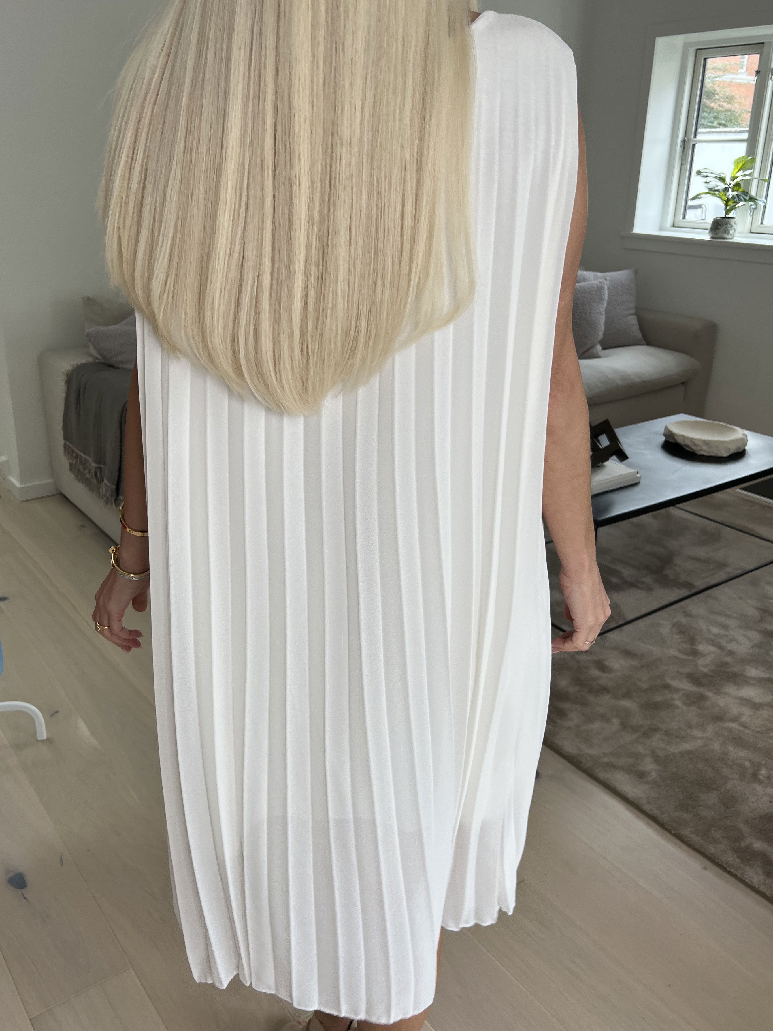 Saline - Söt ärmlös klänning i plisserad chiffong